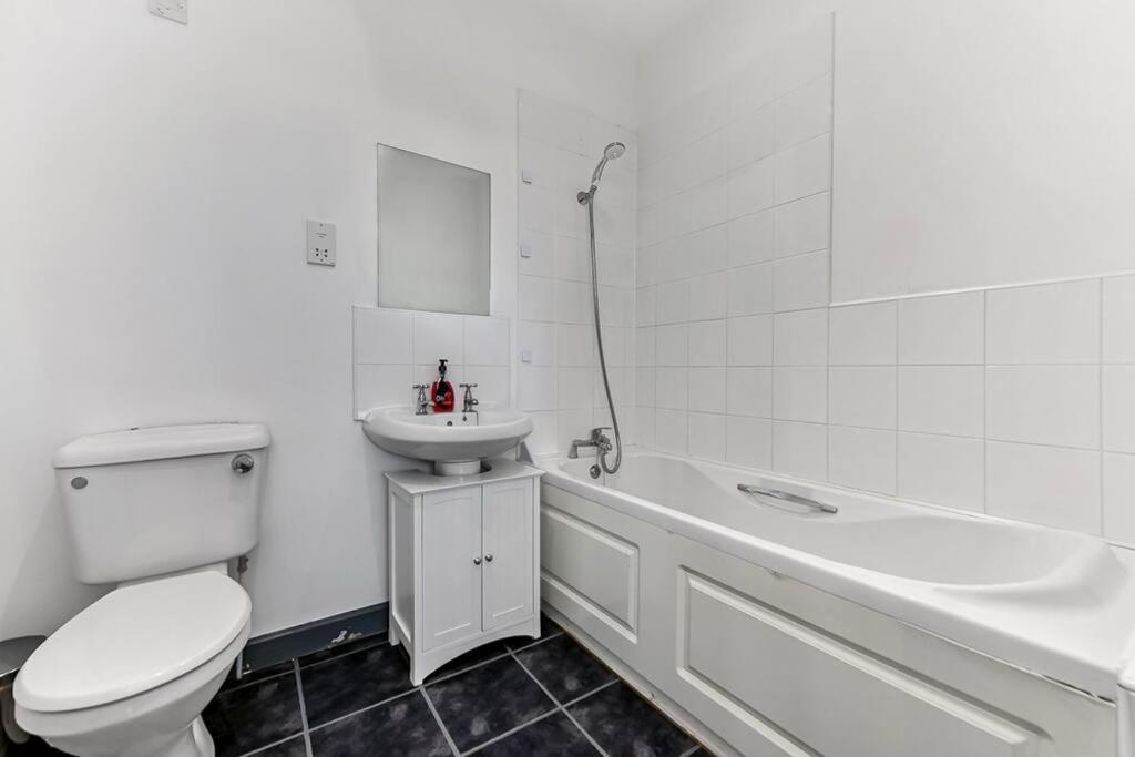 Large Group & Contractor Booking! Duplex W/Parking Мілтон-Кінз Екстер'єр фото